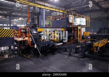 Das Innere ist moderne Ausrüstung in der Fabrik, experimentelle Ausrüstung. Arbeiten Sie mit Metall Stockfoto