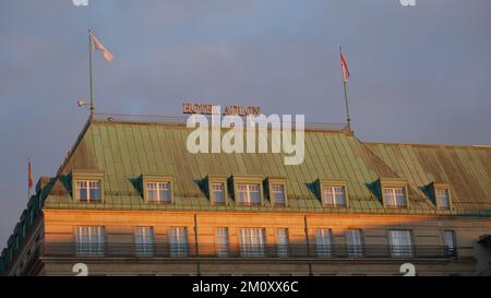 Das Hotel Adlon Kempinski Berlin mit blauem Himmel Stockfoto