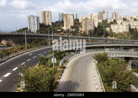 HAIFA, ISRAEL - 29. September 2022: Autobahnkreuz mit Verkehr auf mehreren Ebenen, Luftbild. Stockfoto