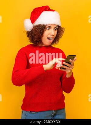 Gute Nachrichten, Rabatte beim Online-Shopping angenehm überrascht Frau, die auf dem Handy eine Nachricht über große weihnachtsverkäufe las Stockfoto