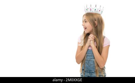 Schönheitsfoto eines Mädchens in Mädchenkrone. Schönheits-Teenager-Mädchen in Mädchenkrone mit Kopierraum. Stockfoto