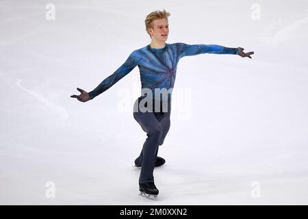 Turin, Italien. 08. Dezember 2022 Daniel Grassl aus Italien tritt am ersten Tag des ISU Grand Prix des Eiskunstlauf-Finales im Men Short Program an. Nicolò Campo/Alamy Live News Stockfoto