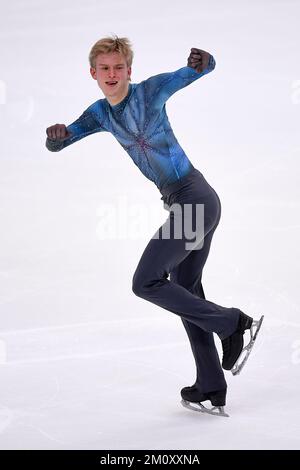 Turin, Italien. 08. Dezember 2022 Daniel Grassl aus Italien tritt am ersten Tag des ISU Grand Prix des Eiskunstlauf-Finales im Men Short Program an. Nicolò Campo/Alamy Live News Stockfoto