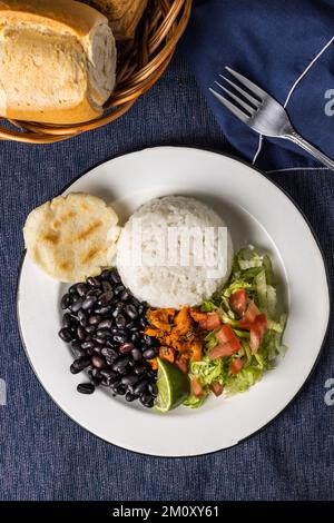 Draufsicht auf Casado, typisch Costa-ricanisches Gericht mit Reis, Bohnen und Gemüse. Stockfoto