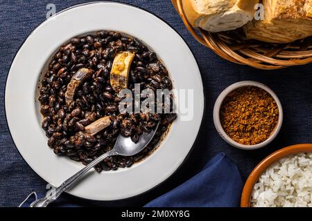 Blick von oben auf Bohnen und Schweinefleisch, typische Speisen aus Brasilien. Stockfoto