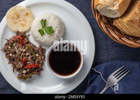 Blick von oben, geschreddertes Fleisch mit Reis, typisch kubanisches Essen. Stockfoto