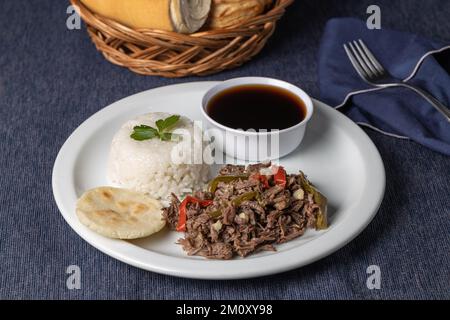 Schredderfleisch mit Reis, typisch kubanisches Essen auf blauer Tischdecke. Stockfoto