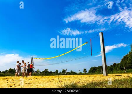 Leherheide Bremerhaven Deutschland 06. Am 2010. Juni spielen Teenager im Freien mit Netz und Volleyballplatz in Leherheide Bremerhaven Bremen Deutschland Volleyball. Stockfoto