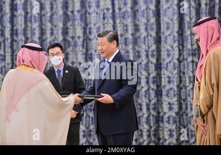 Riad, Saudi-Arabien. 8.. Dezember 2022. Der chinesische Präsident Xi Jinping nimmt am 8. Dezember 2022 am Königspalast in Riad, Saudi-Arabien, an der Ehrenverleihung der King Saud University Teil. Saudi-arabischer Kronprinz und Premierminister Mohammed bin Salman Al Saud nahmen an der Zeremonie Teil. Kredit: Yue Yuewei/Xinhua/Alamy Live News Stockfoto