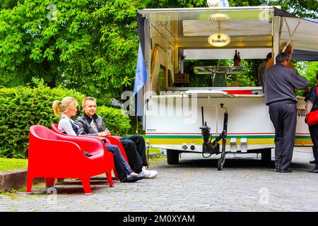 Lehe Bremerhaven Deutschland 18. Juni 2010 Deutsche Feier mit Bratwurstgrill und Bierstand im Klushof Lehe Bremerhaven Bremen Deutschland. Stockfoto