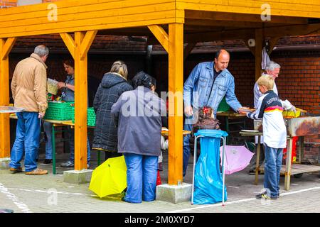 Lehe Bremerhaven Deutschland 18. Juni 2010 Deutsche Feier mit Bratwurstgrill und Bierstand im Klushof Lehe Bremerhaven Bremen Deutschland. Stockfoto