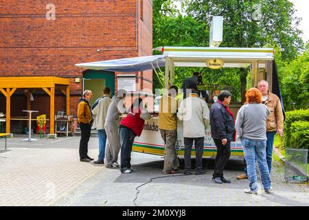 Lehe Bremerhaven Deutschland 18. Juni 2010 Deutsche Feier mit Bratwurstgrill und Bierstand im Klushof Lehe Bremerhaven Bremen Deutschland. Stockfoto