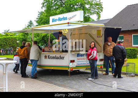 Lehe Bremerhaven Deutschland 18. Juni 2010 Deutsche Feier mit Bratwurstgrill und Bierstand im Klushof Lehe Bremerhaven Bremen Deutschland. Stockfoto