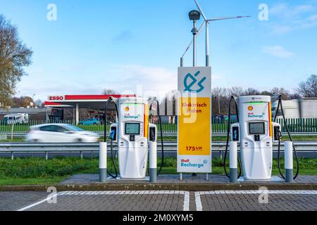 Autobahntankstelle, elektrische Ladestation, Ladegerät, Shell Charge, auf dem A76, Deutsch-niederländisches Grenzgebiet bei Aachen, Stockfoto