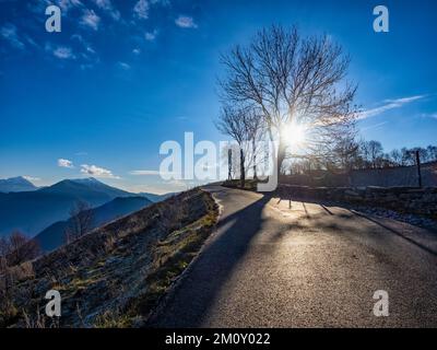 Sonnenaufgang auf einer Straße in den alpen Stockfoto