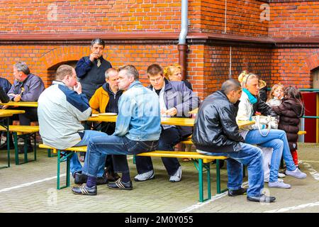 Lehe Bremerhaven Deutschland 18. Juni 2010 Deutsche Feier mit Bratwurstgrill und Bierstand im Klushof Lehe Bremerhaven Bremen Deutschland. Stockfoto