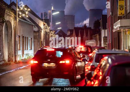 Das Dorf Vanikum, Teil der Gemeinde Rommerskirchen, Hauptstraße, dahinter das Braunkohlekraftwerk Neurath, nahe Grevenbroich, t Stockfoto