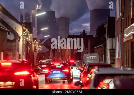 Das Dorf Vanikum, Teil der Gemeinde Rommerskirchen, Hauptstraße, dahinter das Braunkohlekraftwerk Neurath, nahe Grevenbroich, t Stockfoto