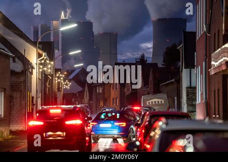 Das Dorf Vanikum, Teil der Gemeinde Rommerskirchen, Hauptstraße, dahinter das Braunkohlekraftwerk Neurath, nahe Grevenbroich, t Stockfoto