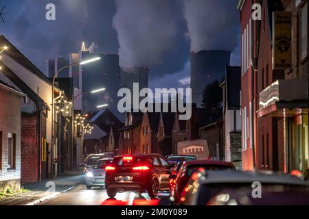 Das Dorf Vanikum, Teil der Gemeinde Rommerskirchen, Hauptstraße, dahinter das Braunkohlekraftwerk Neurath, nahe Grevenbroich, t Stockfoto