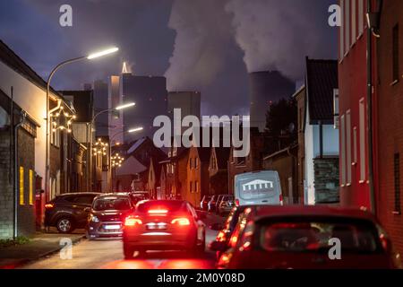 Das Dorf Vanikum, Teil der Gemeinde Rommerskirchen, Hauptstraße, dahinter das Braunkohlekraftwerk Neurath, nahe Grevenbroich, t Stockfoto
