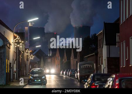 Das Dorf Vanikum, Teil der Gemeinde Rommerskirchen, Hauptstraße, dahinter das Braunkohlekraftwerk Neurath, nahe Grevenbroich, t Stockfoto