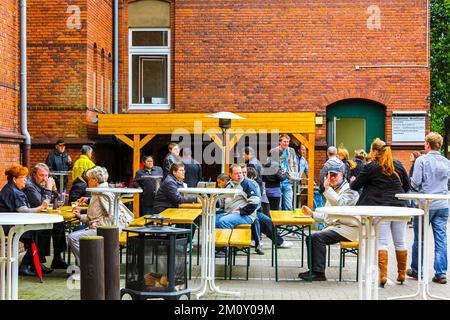 Lehe Bremerhaven Deutschland 18. Juni 2010 Deutsche Feier mit Bratwurstgrill und Bierstand im Klushof Lehe Bremerhaven Bremen Deutschland. Stockfoto