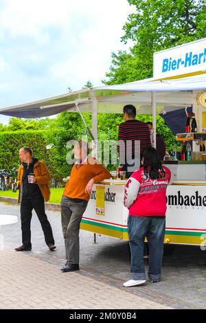 Lehe Bremerhaven Deutschland 18. Juni 2010 Deutsche Feier mit Bratwurstgrill und Bierstand im Klushof Lehe Bremerhaven Bremen Deutschland. Stockfoto