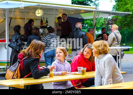 Lehe Bremerhaven Deutschland 18. Juni 2010 Deutsche Feier mit Bratwurstgrill und Bierstand im Klushof Lehe Bremerhaven Bremen Deutschland. Stockfoto