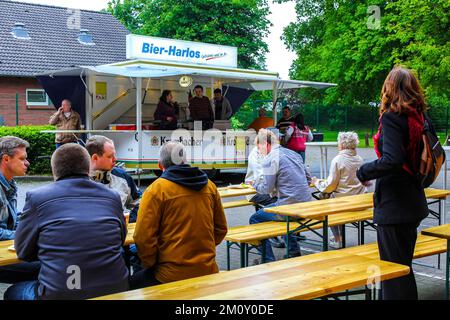 Lehe Bremerhaven Deutschland 18. Juni 2010 Deutsche Feier mit Bratwurstgrill und Bierstand im Klushof Lehe Bremerhaven Bremen Deutschland. Stockfoto