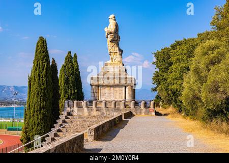 Antibes, Frankreich - 4. August 2022: Gedenkstätte für gefallene Soldaten des Ersten Weltkriegs vom Stadion Stade du Fort Carre in Antibes Stockfoto
