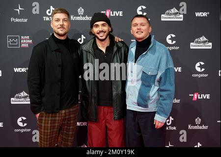 Bochum, Deutschland. 08.. Dezember 2022. Die Band ClockClock führt auf dem roten Teppich zur Zeremonie der Krone Awards 1Live in der Jahrhunderthalle. Der Musikpreis wird in insgesamt acht Kategorien vergeben. Die Gewinner des größten deutschen Radiowettbewerbs wurden bis Dezember 7 in einer Online-Abstimmung von Hörern ermittelt. Kredit: Henning Kaiser/dpa/Alamy Live News Stockfoto