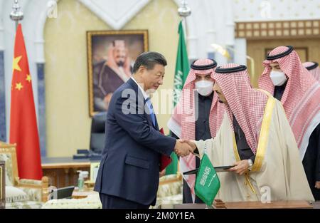 Riad. 8.. Dezember 2022. Der chinesische Präsident Xi Jinping und König Salman bin Abdulaziz Al Saud aus Saudi-Arabien unterzeichnen persönlich das umfassende strategische Partnerschaftsabkommen zwischen der Volksrepublik China und dem Königreich Saudi-Arabien. Und vereinbaren, abwechselnd alle zwei Jahre Treffen zwischen den Staatsoberhäuptern der beiden Länder im al-Yamamah-Palast von Riad in Saudi-Arabien am 8. Dezember 2022 abzuhalten. Der chinesische Präsident Xi Jinping traf sich hier am Donnerstag mit König Salman bin Abdulaziz Al Saud aus Saudi-Arabien. Kredit: Xinhua/Alamy Live News Stockfoto