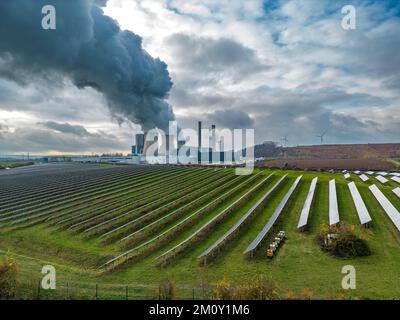 Solarpark Inden, ein Photovoltaik-Park in Inden, im Braunkohlekraftwerk Weisweiler der RWE Power AG in Eschweiler-Weisweiler, Grundlastleistung p Stockfoto