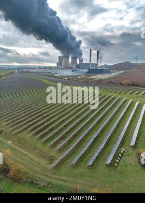 Solarpark Inden, ein Photovoltaik-Park in Inden, im Braunkohlekraftwerk Weisweiler der RWE Power AG in Eschweiler-Weisweiler, Grundlastleistung p Stockfoto