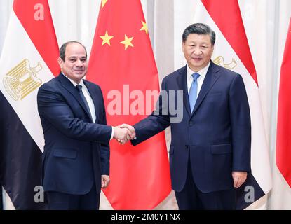 Riad, Saudi-Arabien. 8.. Dezember 2022. Der chinesische Präsident Xi Jinping trifft sich am 8. Dezember 2022 in Riad, Saudi-Arabien, mit dem ägyptischen Präsidenten Abdel Fattah el-Sisi. Kredit: Yao Dawei/Xinhua/Alamy Live News Stockfoto