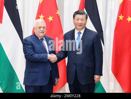 Riad, Saudi-Arabien. 8.. Dezember 2022. Der chinesische Präsident Xi Jinping trifft am 8. Dezember 2022 in Riad, Saudi-Arabien, mit dem palästinensischen Präsidenten Mahmoud Abbas zusammen. Kredit: Yao Dawei/Xinhua/Alamy Live News Stockfoto