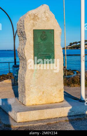 Antibes, Frankreich - 4. August 2022: Denkmal des Zweiten Weltkriegs an Peter Churchill Beach Landung des ungebrochenen HMS U-Boots in Antibes Resort City Stockfoto