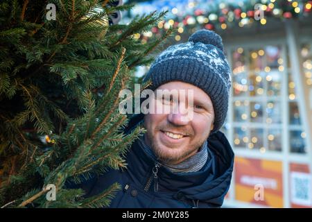 Silvester. Ein Mann läuft auf der Straße. Hochwertiges Foto Stockfoto