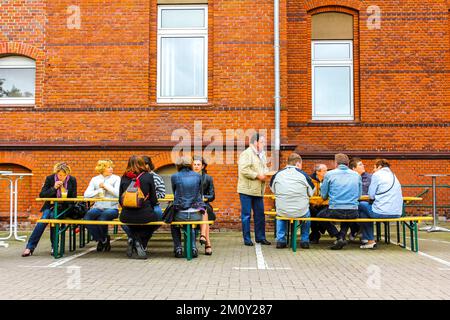 Lehe Bremerhaven Deutschland 18. Juni 2010 Deutsche Feier mit Bratwurstgrill und Bierstand im Klushof Lehe Bremerhaven Bremen Deutschland. Stockfoto