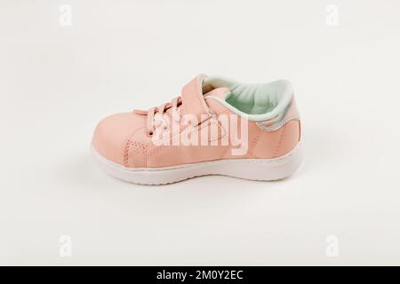 Süße pinkfarbene Kinderschuhe. Weißer Hintergrund. Babykleidung und -Schuhe Stockfoto