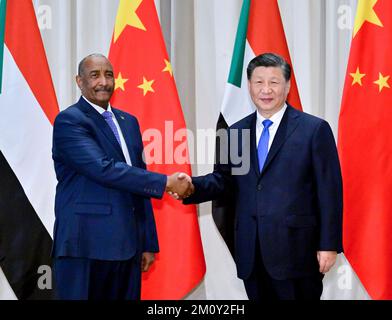 Riad, Saudi-Arabien. 8.. Dezember 2022. Der chinesische Präsident Xi Jinping trifft am 8. Dezember 2022 in Riad (Saudi-Arabien) mit dem Vorsitzenden des Sudanesischen Souveränitätsrates Abdel Fattah Al-Burhan zusammen. Kredit: Yue Yuewei/Xinhua/Alamy Live News Stockfoto