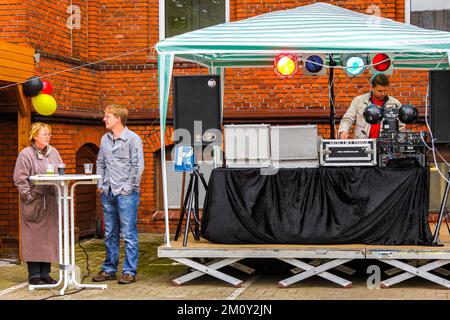 Lehe Bremerhaven Deutschland 18. Juni 2010 Deutsche Feier mit Bratwurstgrill und Bierstand im Klushof Lehe Bremerhaven Bremen Deutschland. Stockfoto