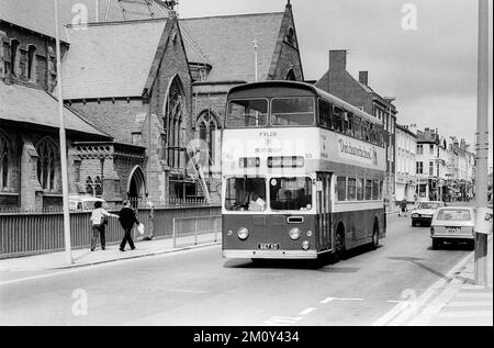 Schwarzweiß-Archivbild von Talbot Road, Blackpool, Lancashire. Fylde Borough Doppeldeckerbus mit offenem Oberdeck, vorbei an der katholischen Kirche Sacred Heart. Soll Ende 1970er oder Anfang 1980er sein. Stockfoto