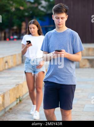 Hübscher junger Mann, der auf der Straße läuft Stockfoto