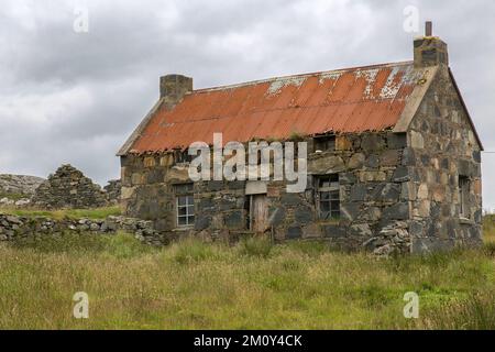 Alte zerstörte Hütte mit rotem Zinndach, Lewis, Isle of Lewis, Hebriden, Äußeren Hebriden, Westliche Inseln, Schottland, Vereinigtes Königreich, Großbritannien Stockfoto