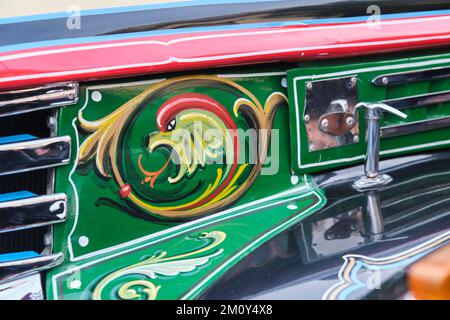 Buenos Aires, Argentinien, 20. Juni 2022: Dekorative Details an der Karosserie eines 1942 Chevrolet-Busses der Linie 45. Dragon malte im Fileteado-Hafen Stockfoto