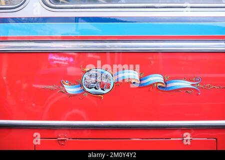 Buenos Aires, Argentinien, 20. Juni 2022: Dekorative Details an der Karosserie eines Mercedes Benz 1114 Bus, Linie 135. Ornamente im Fileteado po gemalt Stockfoto