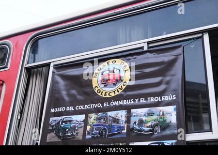 Buenos Aires, Argentinien, 20. Juni 2022: Informationsposter einer öffentlichen Ausstellung klassischer Busse des Busmuseums, das an einem der Fenster hängt Stockfoto