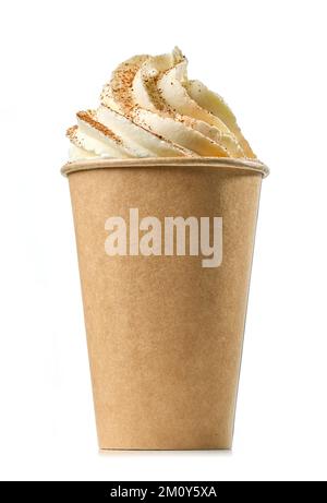 Kürbis Latte Kaffeegetränk in Tasse zum Mitnehmen dekoriert mit Schlagsahne und Zimt isoliert auf weißem Hintergrund Stockfoto